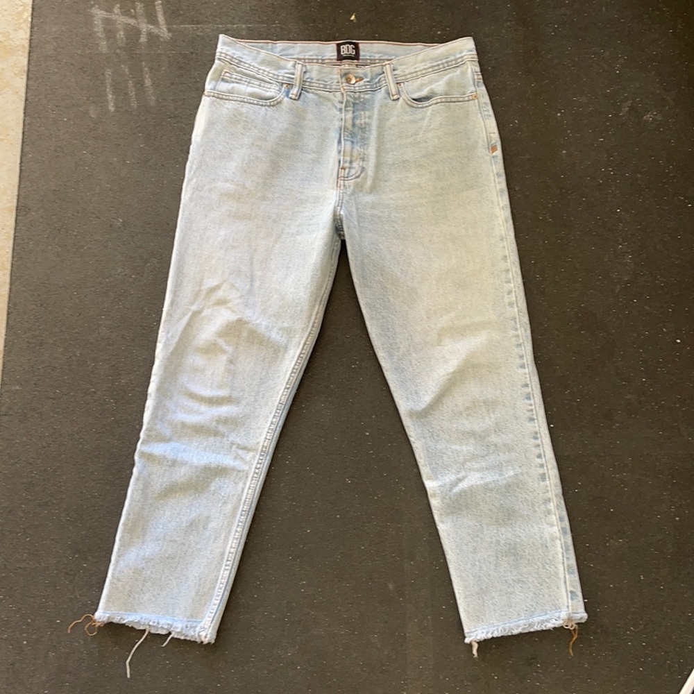 Men’s BDG jeans with personalized fray detail. Size 32x30